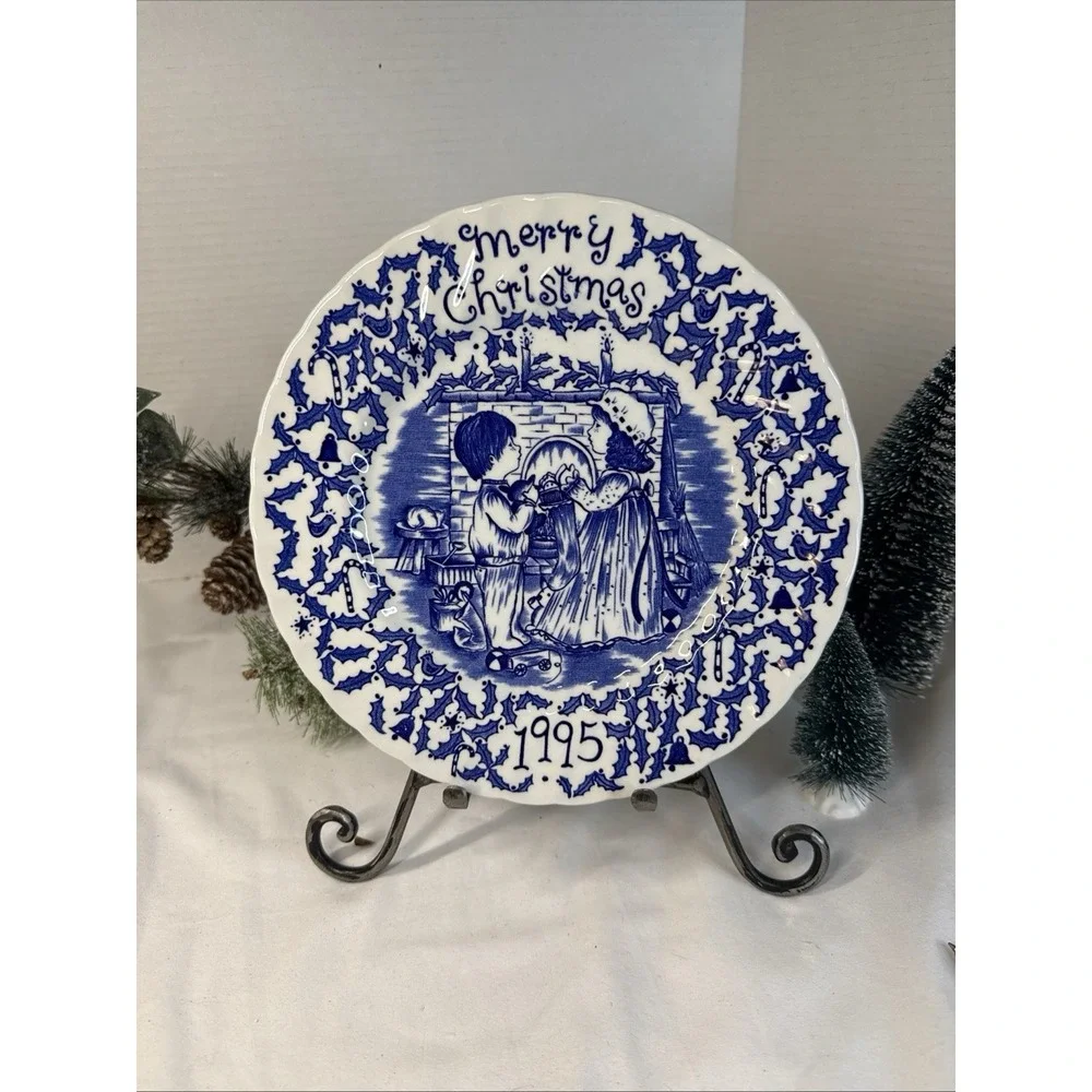Royal Crown Ford A Happy Holiday To You 1995 Plate By Norma Sherman England.